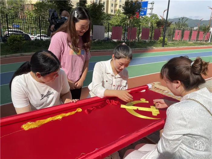 庆建党百年昭通鲁甸百人同心绣党旗一针一线感党恩