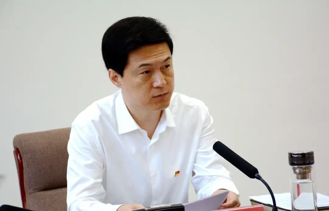 会上,县领导吴海山,张强,李旭东领学了上级领导有关讲话,会议和文件