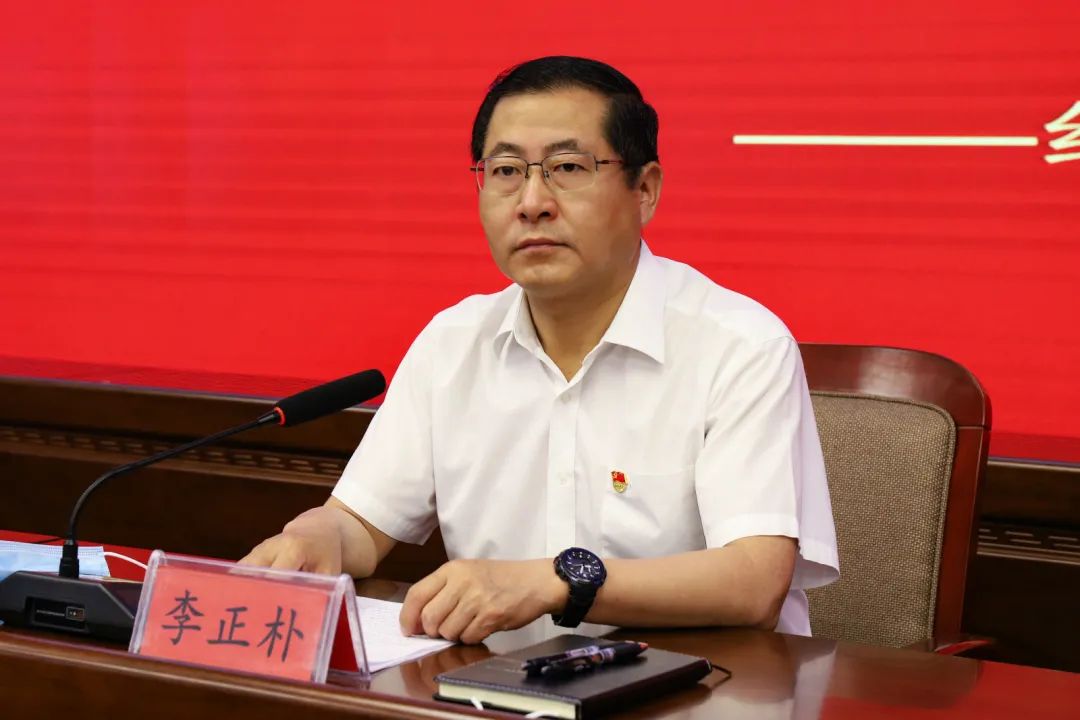 党课上,李正朴书记就贯彻落实好中央,省市决策部署及