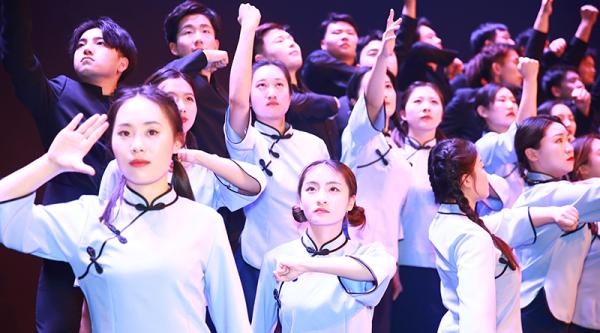 《保卫黄河》片断天齐合唱团团员在演出中天齐合唱团团员在演出中节目