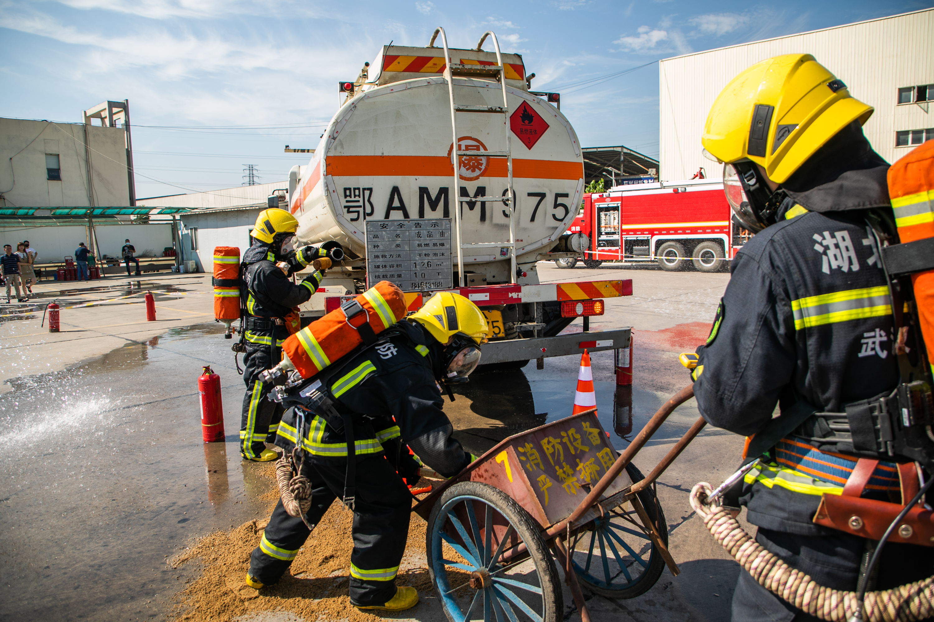 油罐车发生事故别怕这是汉阳开展消防安全应急演练