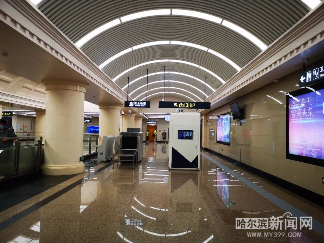 "这站台太漂亮啦!"进入地铁中央大街站,不少市民连忙拿起手机拍照.