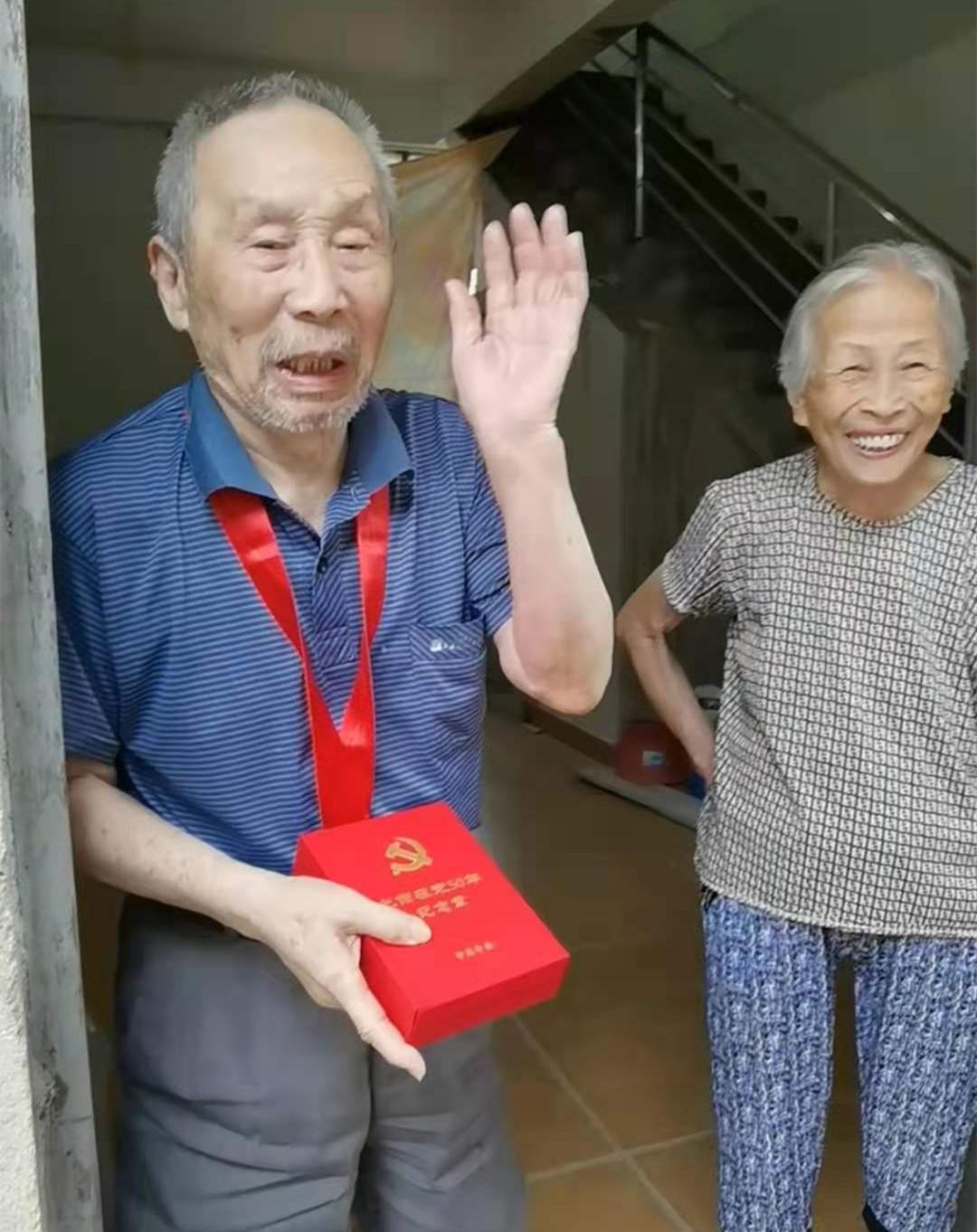 区蓝田街道领导干部将陆续为辖区内50年以上党龄的老党员颁发纪念章