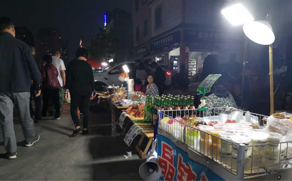 复工复市稳步复苏后,蒙自市大树寨村旁的育才路上,自发形成了一个夜市