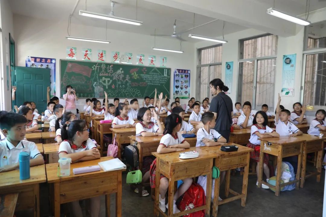 "法护青春,团润成长"校园普法活动走进巫山县南峰小学