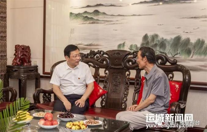 01在退休老干部黄有泉家中,丁小强仔细询问他日常生活,身体状态等情况