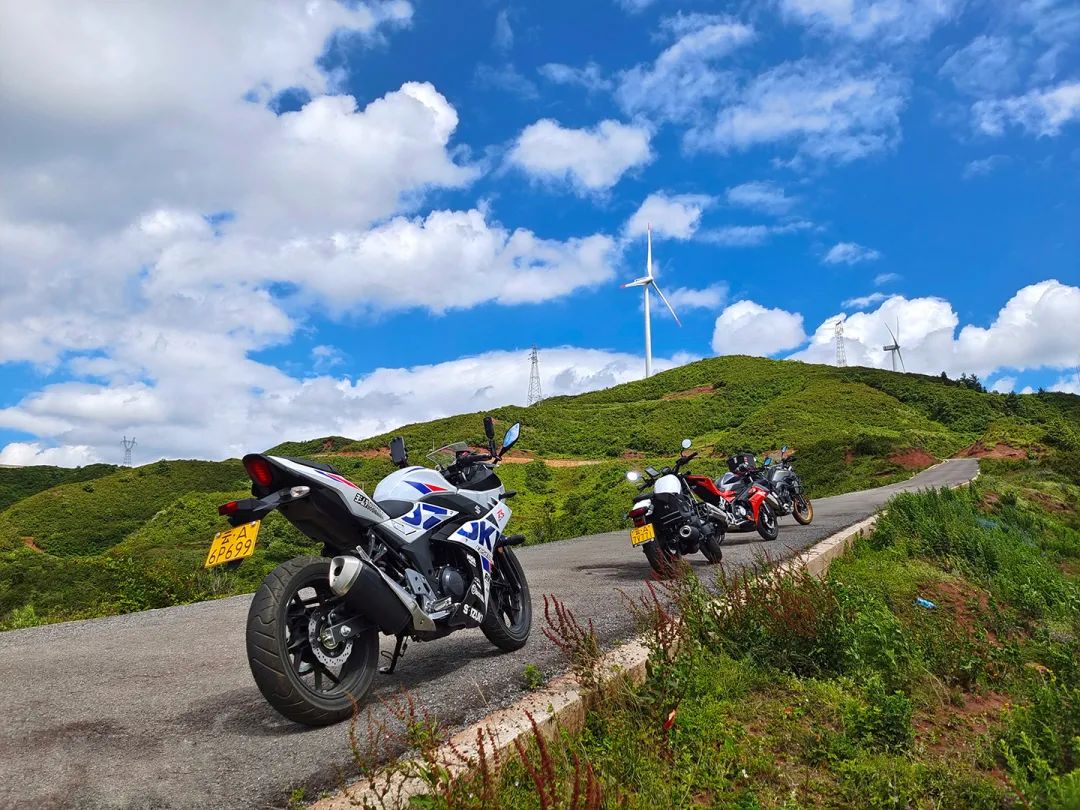 一起开摩吧第2站宝今天我骑摩托环抚仙湖爬风车山了