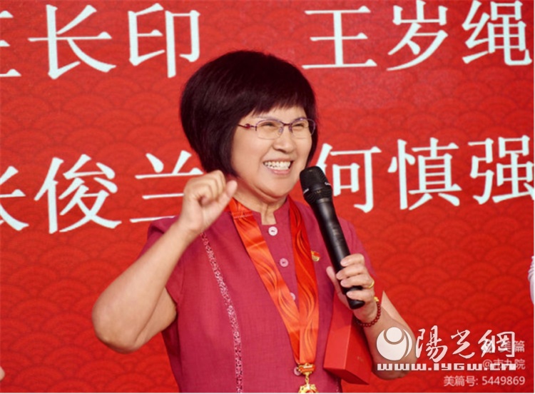 党明海院长为党龄50年老党员代表赵忠义,吴长印,王岁绳,郭兴辉,张俊兰