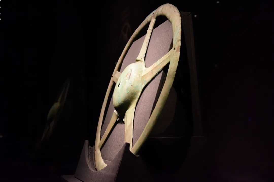 想不到吧,我还有个"孪生兄弟"铜太阳轮形器|一起来看古蜀文明"太阳