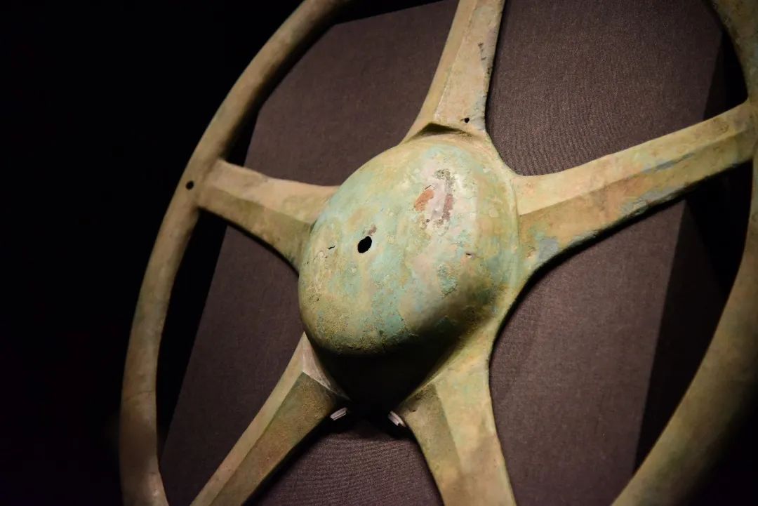 铜太阳轮形器局部命名这种形制的器物在之前出土的文物中从来没有