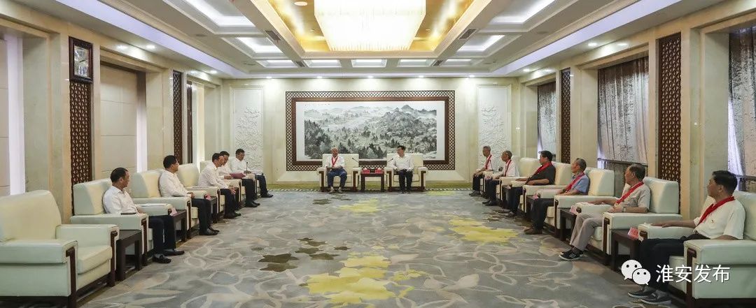 现场,陈之常向刘学东,陈从亮等7位党龄50年以上的老党员颁发了纪念章.