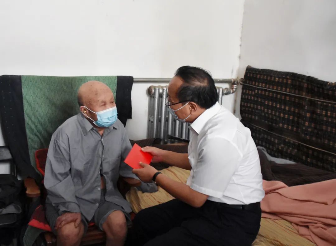 周仲明来宁走访慰问老党员老干部和退伍老军人