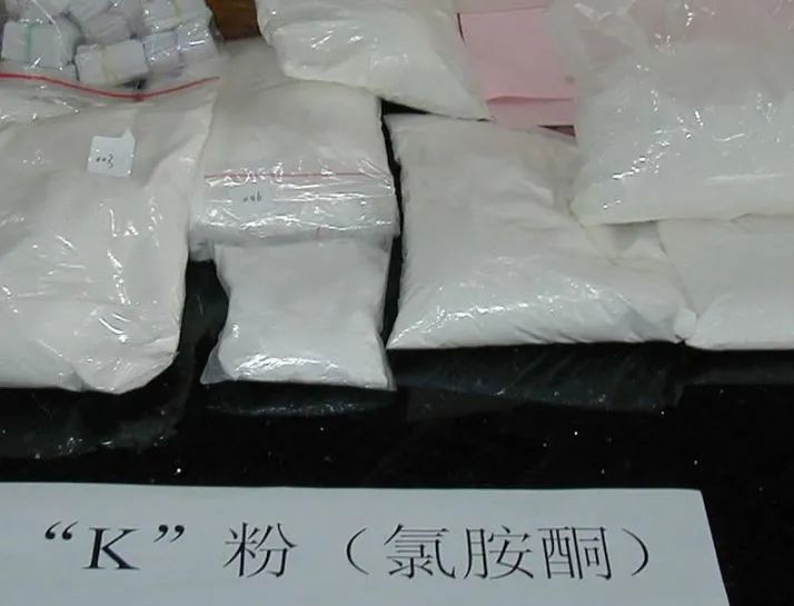 摇头丸:又称mdma,是一种含有致幻型苯丙胺类兴奋剂成分的片剂和丸剂.