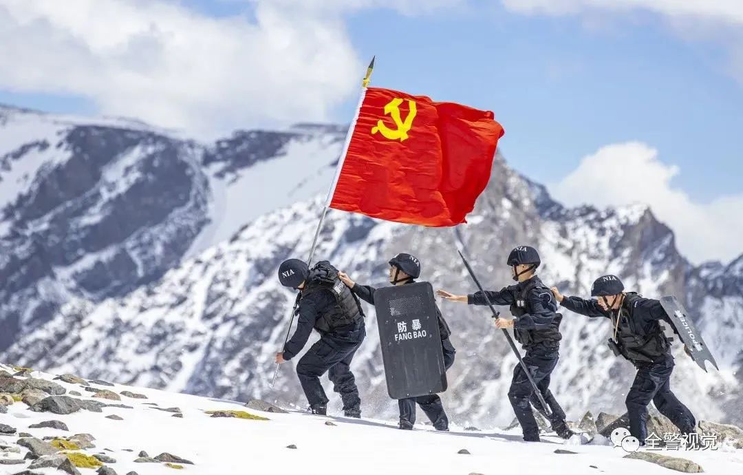 一分钟政法新闻让党旗飘扬在边境前沿