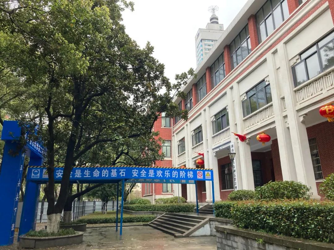 湖南圣经学院01最近几位出身西南联大学者的离世,叫人感慨"人非",而这