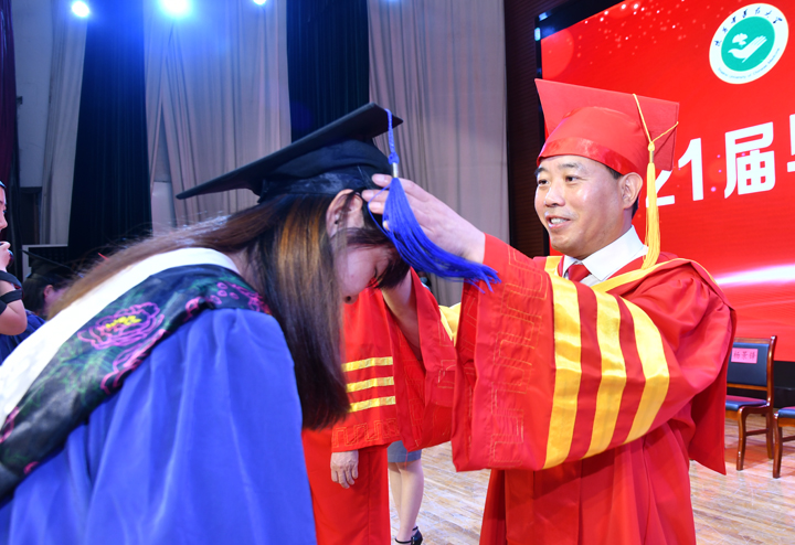 学士学位的毕业生代表拨穗授位副校长唐志书为获得硕士学位的毕业生