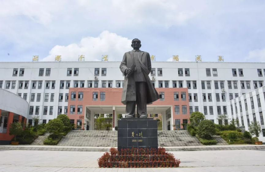 如今,福泉中学已发展成为贵州省省级示范性普通高级中学,但因地处欠