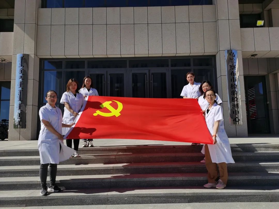 内蒙古青少年与党旗同框