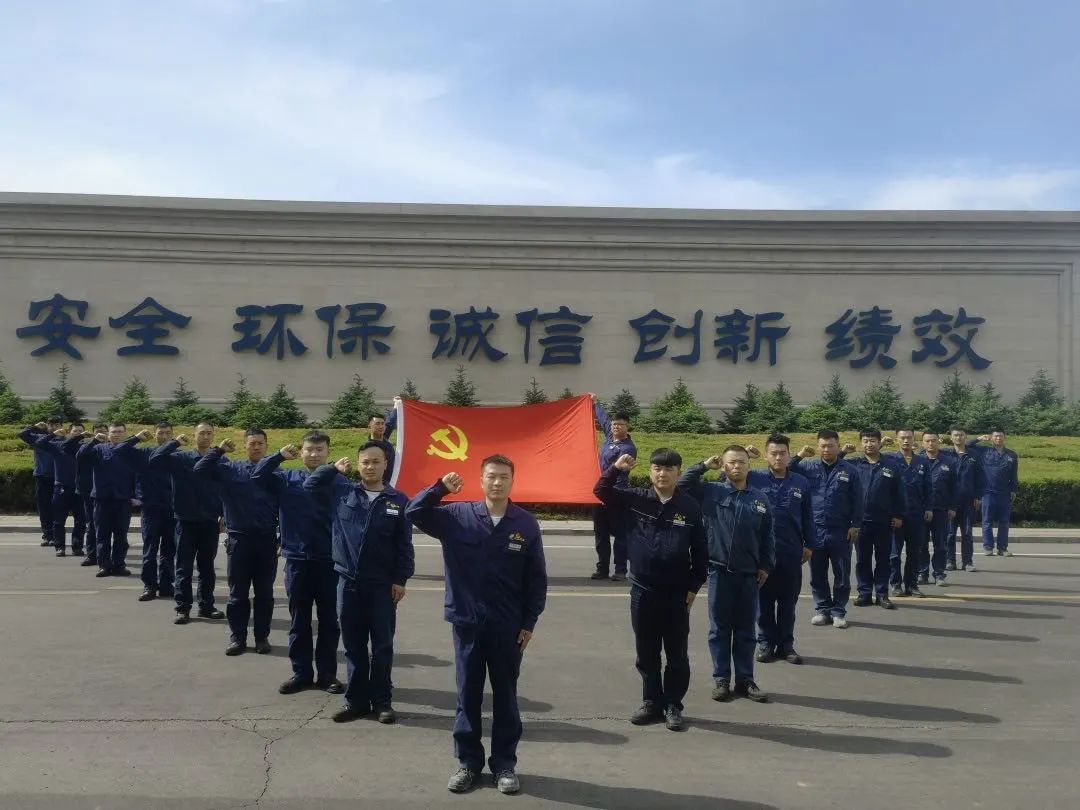 内蒙古青少年与党旗同框