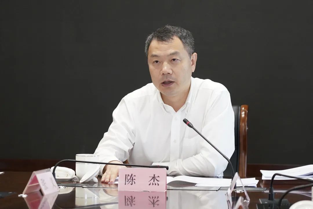 区委常委会会议今天传达贯彻这些精神事关换届选举和党风廉政建设