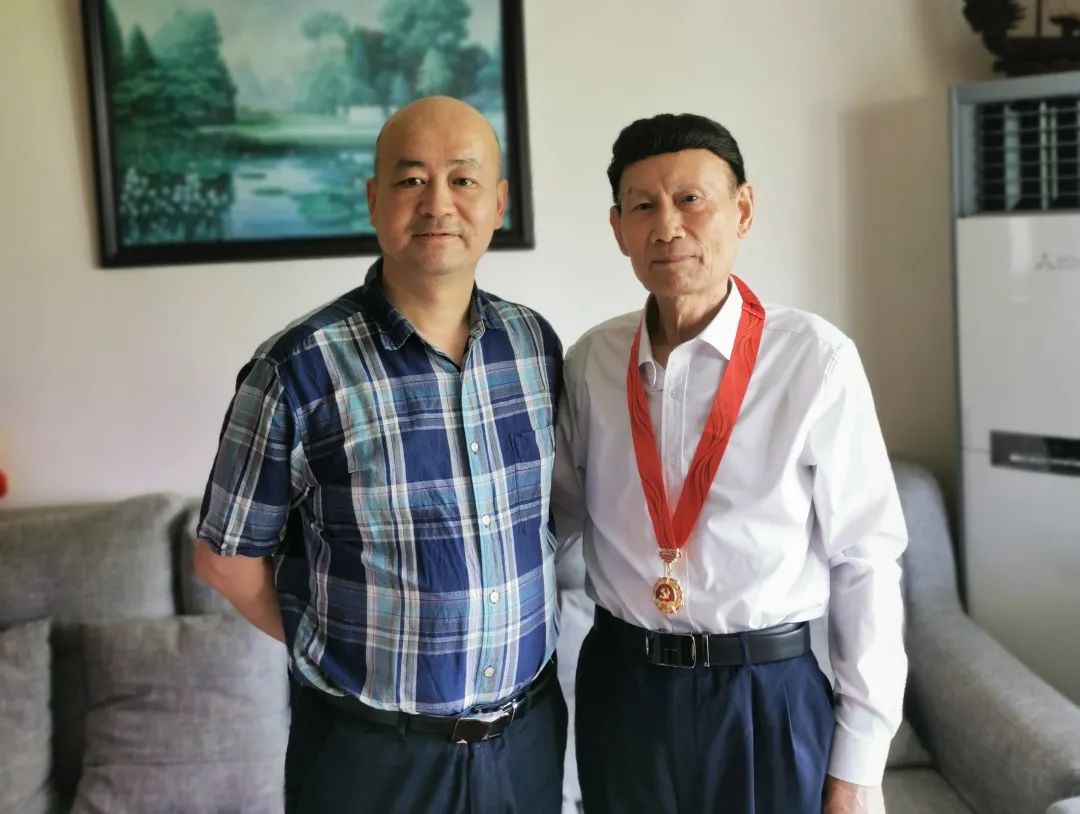 普陀区司法局走访慰问"光荣在党50年"老党员