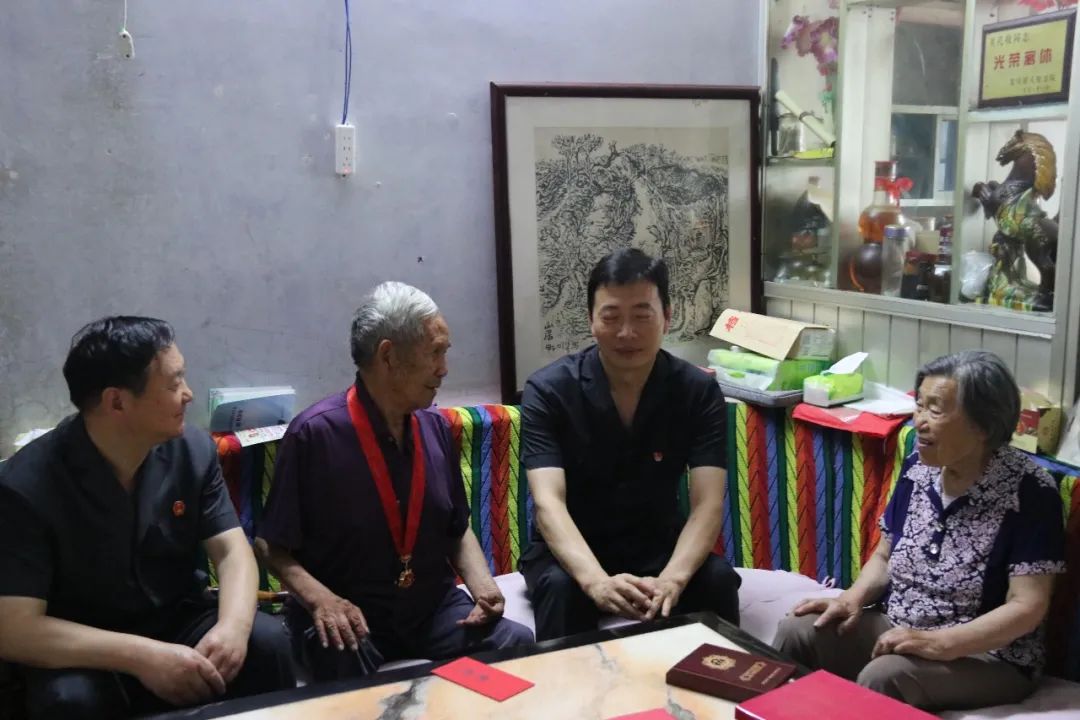 建党百年前夕栾川法院走访慰问离退休老党员，关怀满满