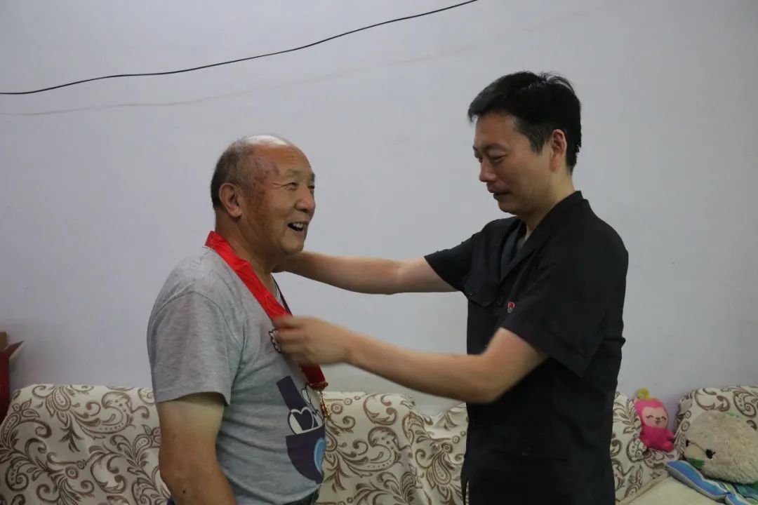栾川县老干部局_栾川法院颁发“光荣在党50年”纪念章_栾川法院走访慰问离退休老党员