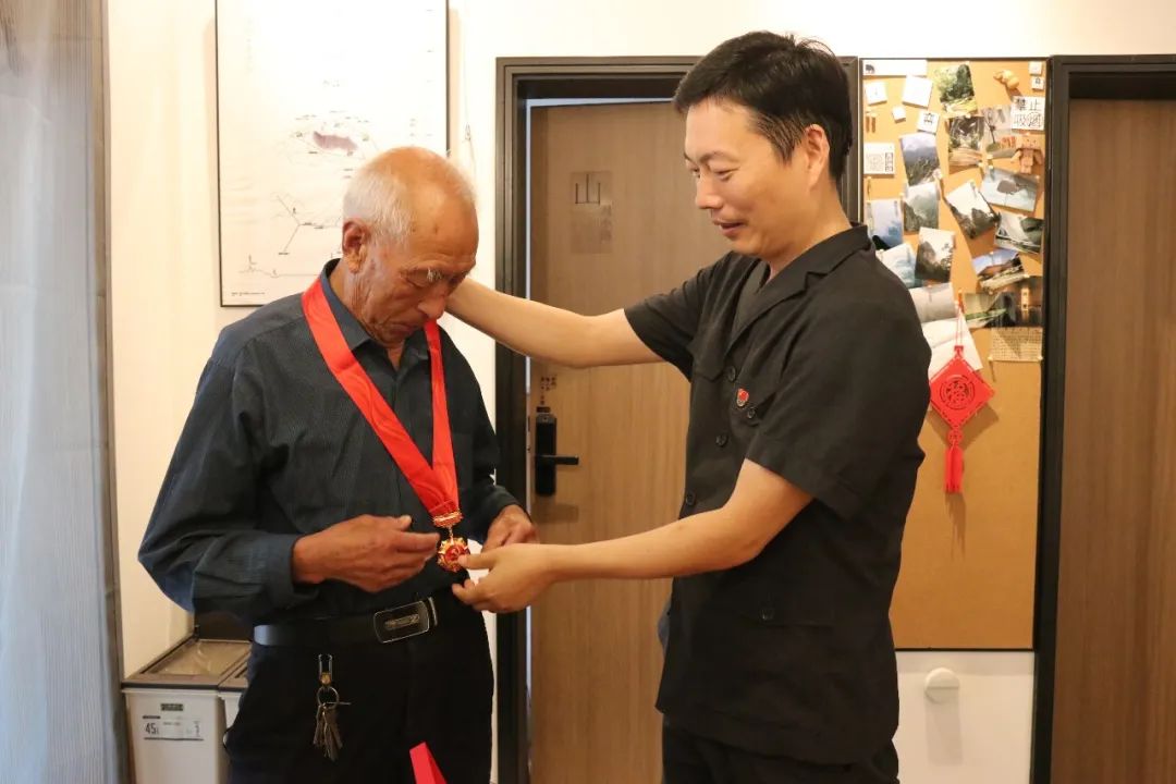 栾川法院颁发“光荣在党50年”纪念章_栾川法院走访慰问离退休老党员_栾川县老干部局