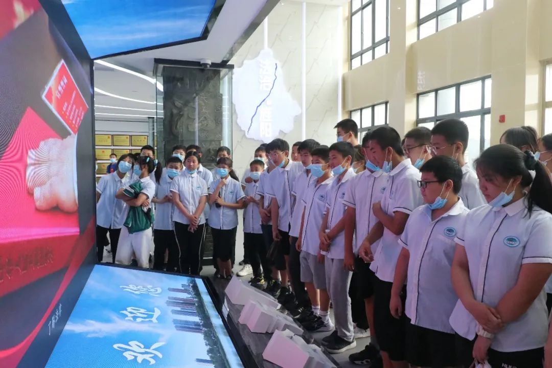 德阳中学青衣江校区150余名师生到旌阳区法院参观法治教育基地并参加