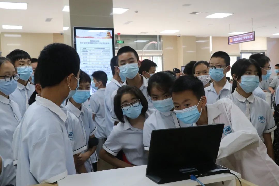 德阳中学青衣江校区150余名师生到旌阳区法院参观法治教育基地并参加