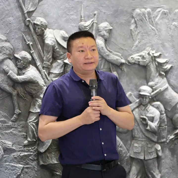 叶建兵石棉县委政法委常务副书记参加今天的阅读分享