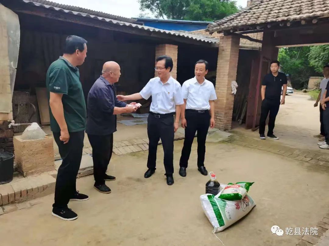 6月23日上午,乾县法院院长杨鹰根据县委统一安排部署,深入峰阳镇凤凰