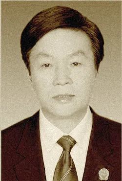 法院先进典型人物张建文