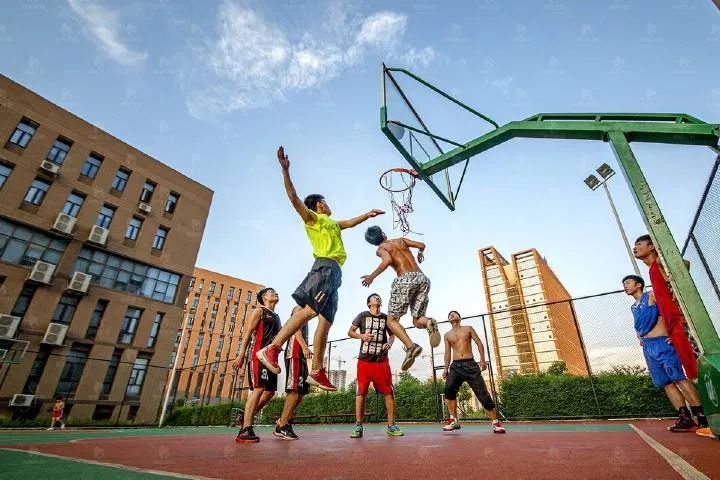 普法课堂丨大学生打篮球撞倒老人被索赔5万元法院为何判免责