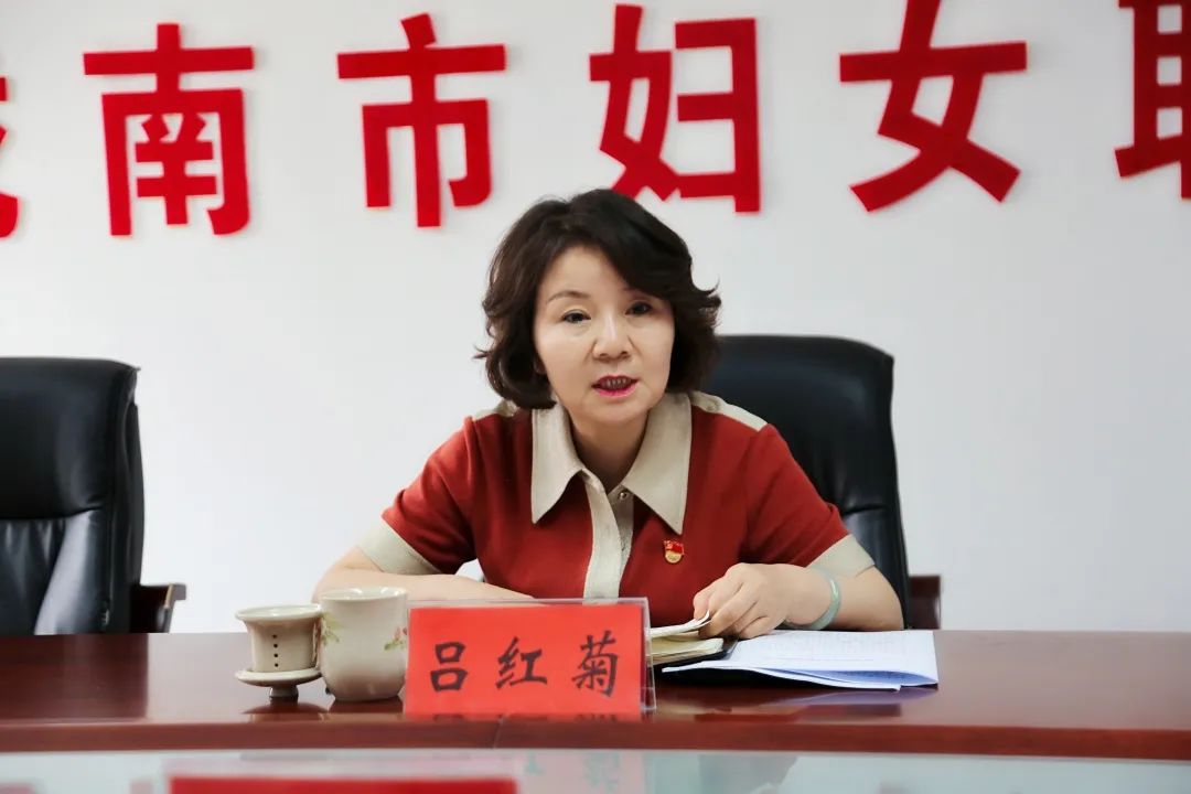 最后,吕红菊同志代表市妇联党组作了表态发言.