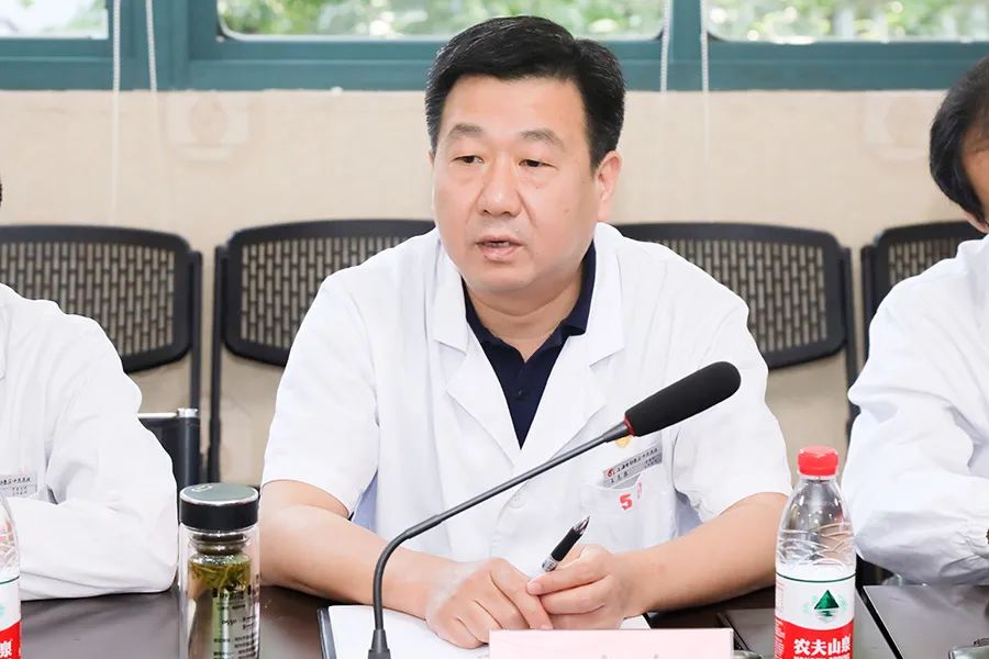 调研会上,王志泉院长代表医院党政领导班子围绕近期疫情防控,医院管理