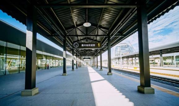 民国风格的复古雨棚沧古凝重,简约风格的现代雨棚动感明快, 从黑到白