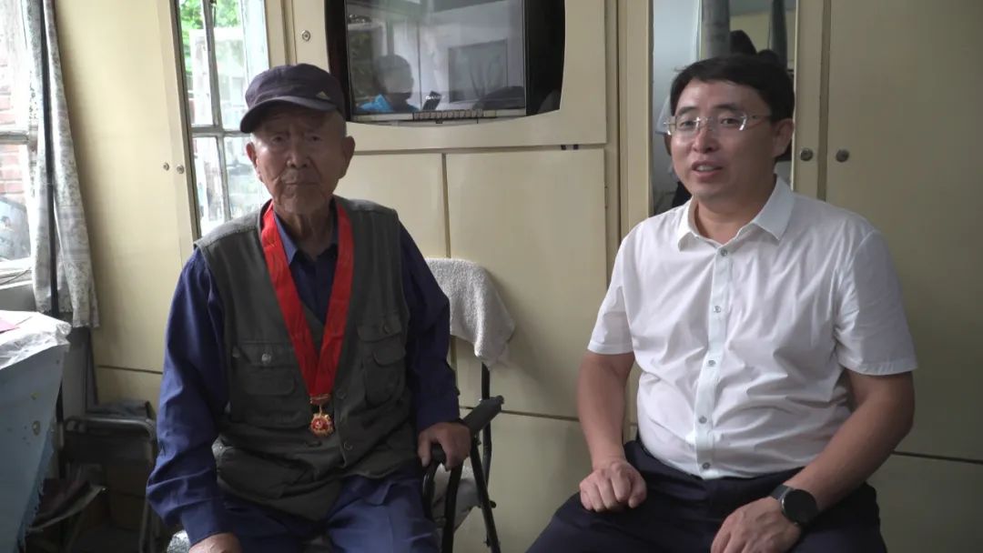 陈胡日查七一前走访慰问部分老党员