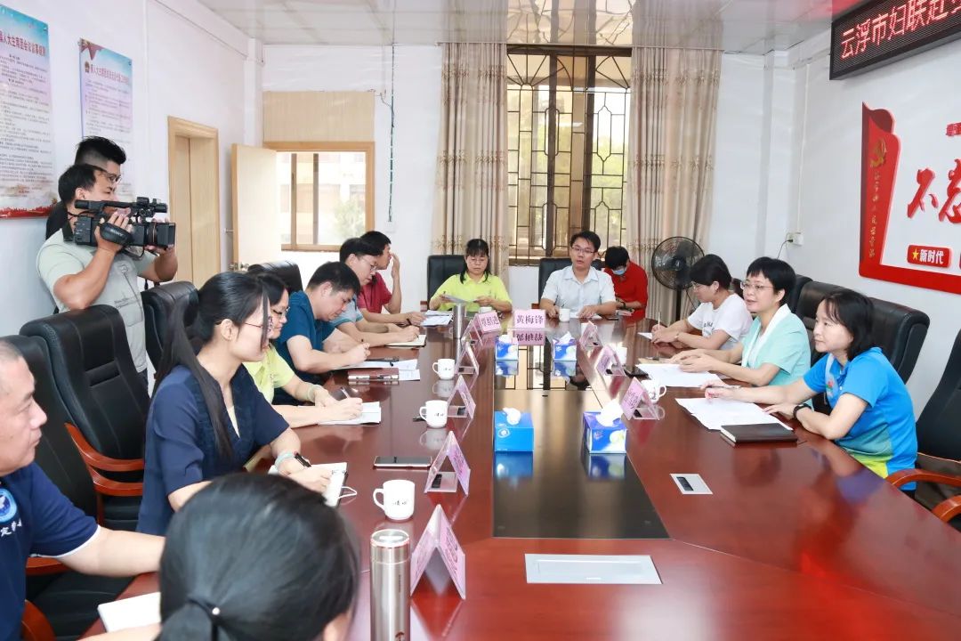 梁小鹏同志一行来到围底镇委镇政府,召开禁毒工作调研