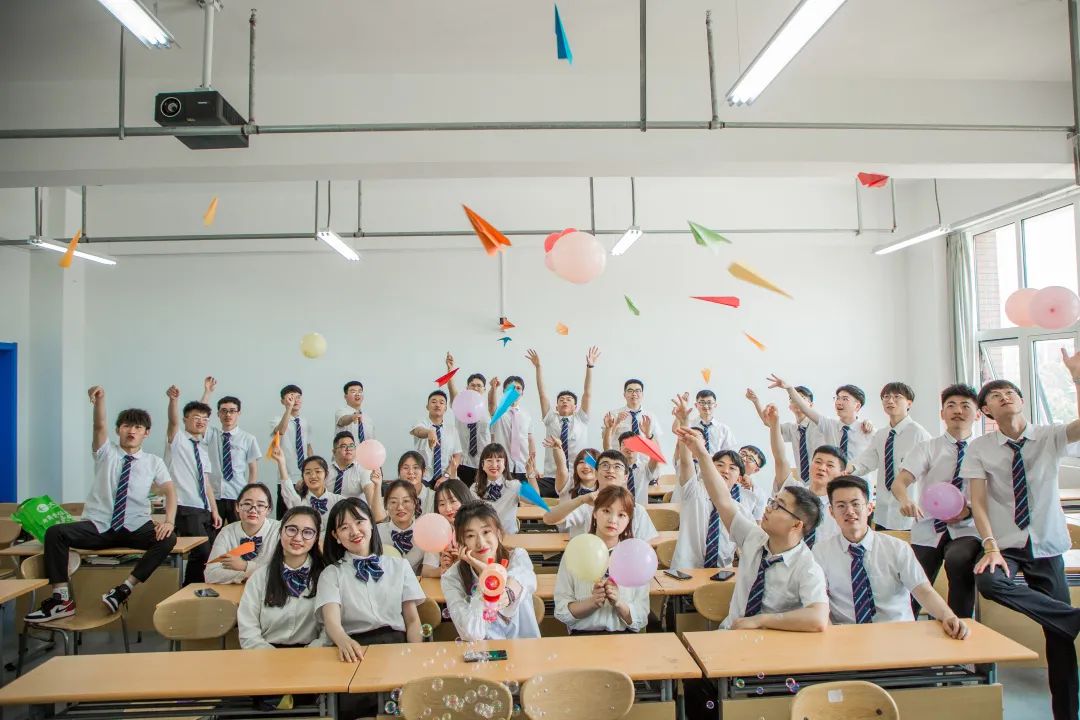 最美毕业照丨愿此去繁花似锦 再相逢依旧如故