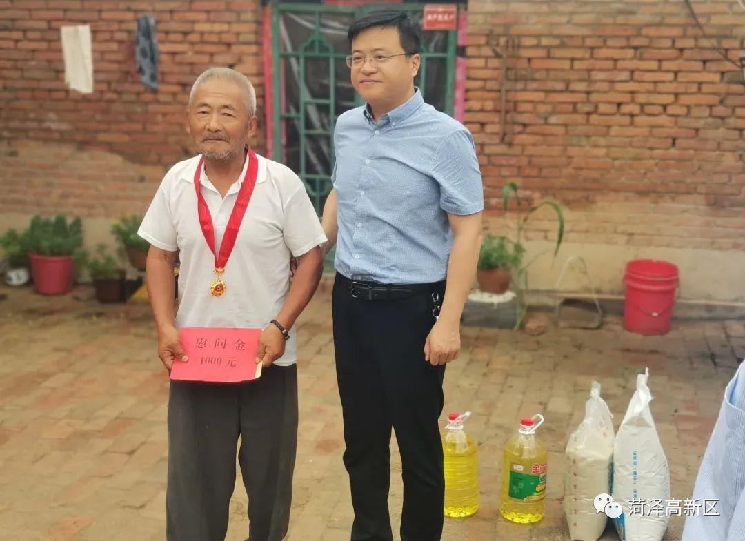 郭保存一行来到李国堂,楚宪连等老党员,困难党员家中,李嵩先后到高