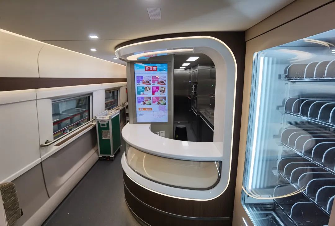 乘客只需扫描二维码即可购买餐车增设了1台自动售货机想买水果,饮料