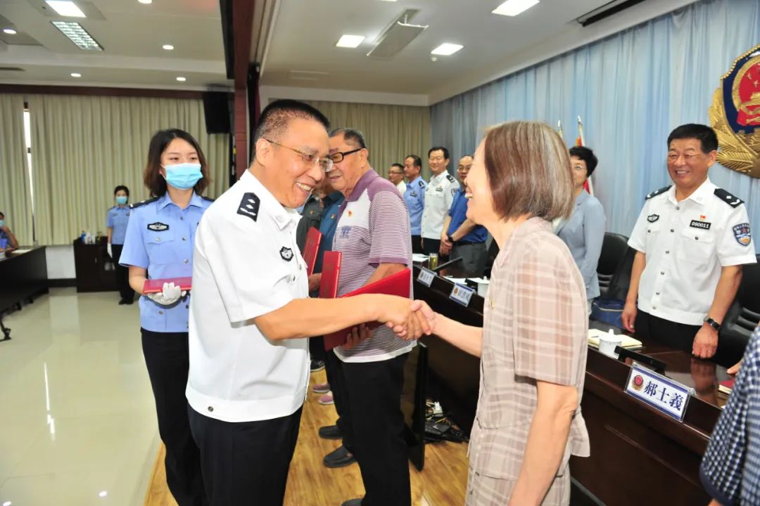 赵永生,崔洪凤同志为滨州公安警史馆揭牌.