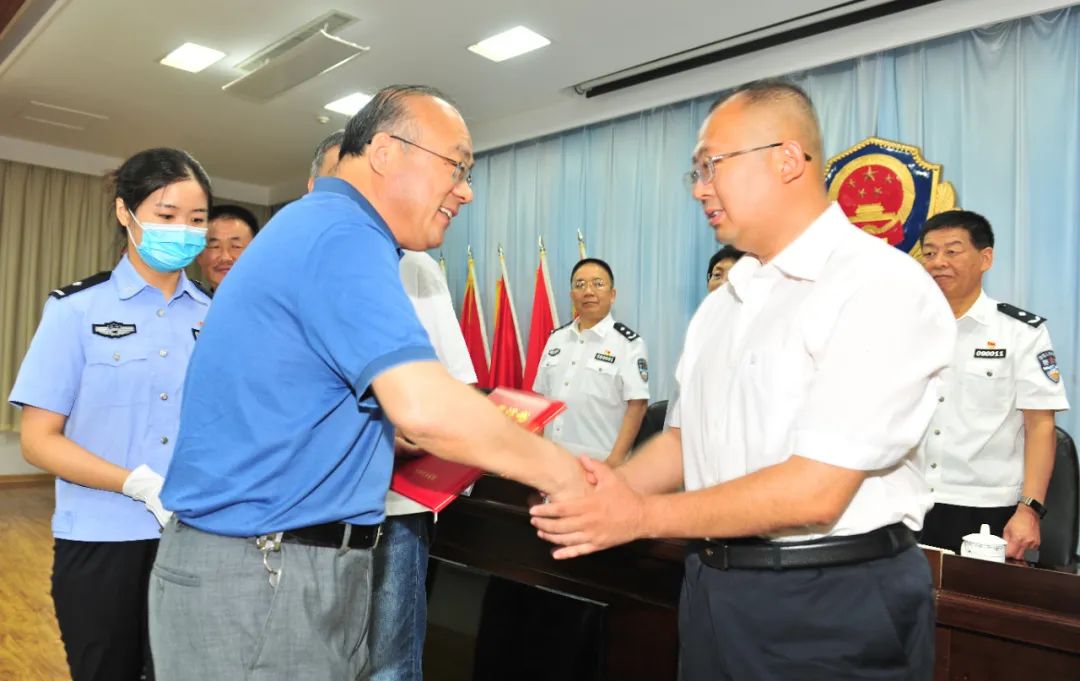 赵永生,崔洪凤同志为滨州公安警史馆揭牌.