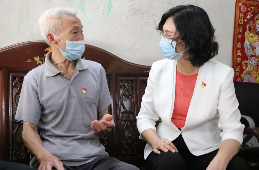 吴晓晖开展七一慰问并为市府办上专题党课