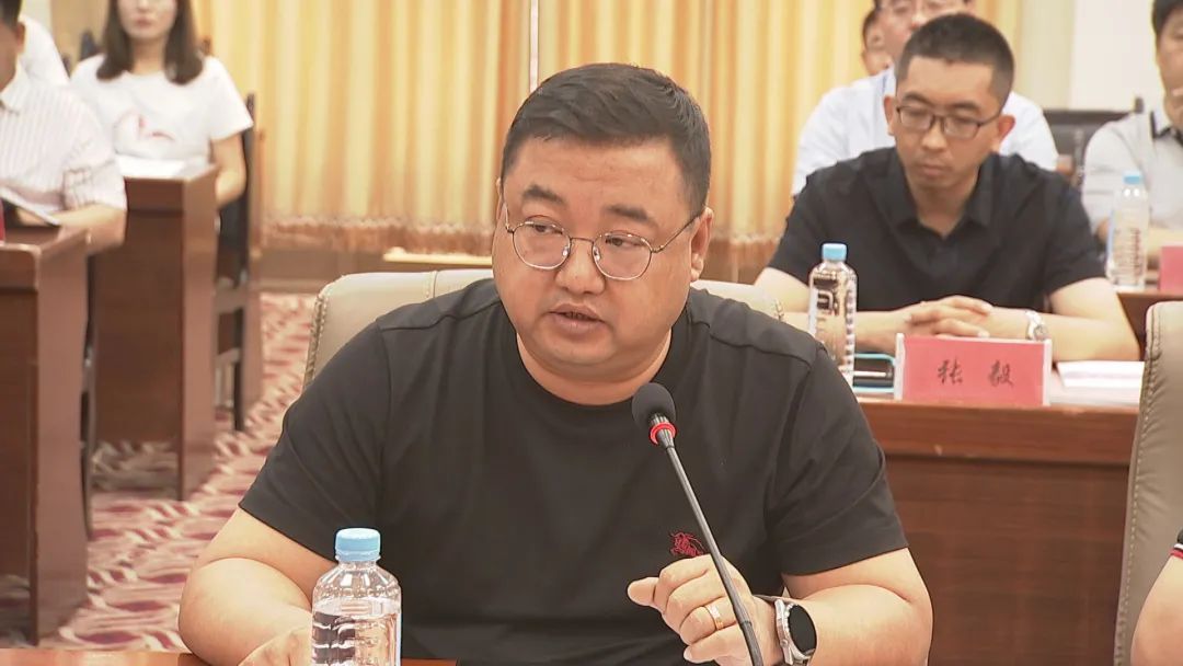 县领导张国辉,李国德,张国树,杜润博,刘春香,王德润出席会议,县委统战