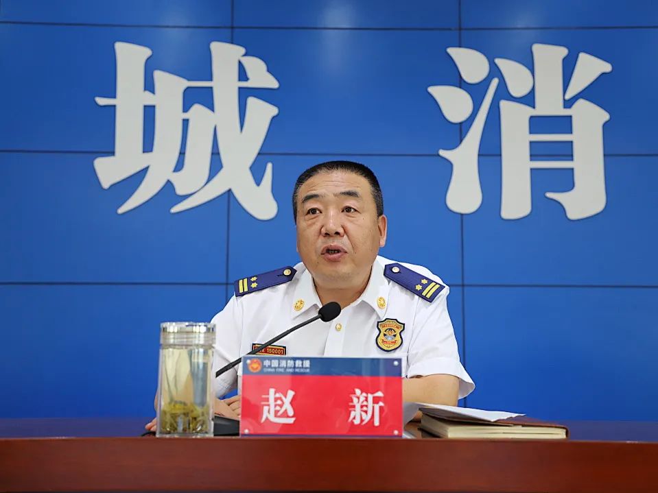 副支队长马骏,副支队长任杰群,防火监督科和综合指导科全体干部在支队