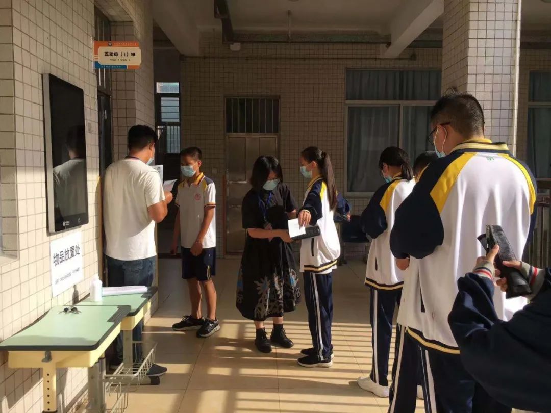 今年中考,市直学校的考点设在景贤学校,来自江门二中,迪生学校,体校