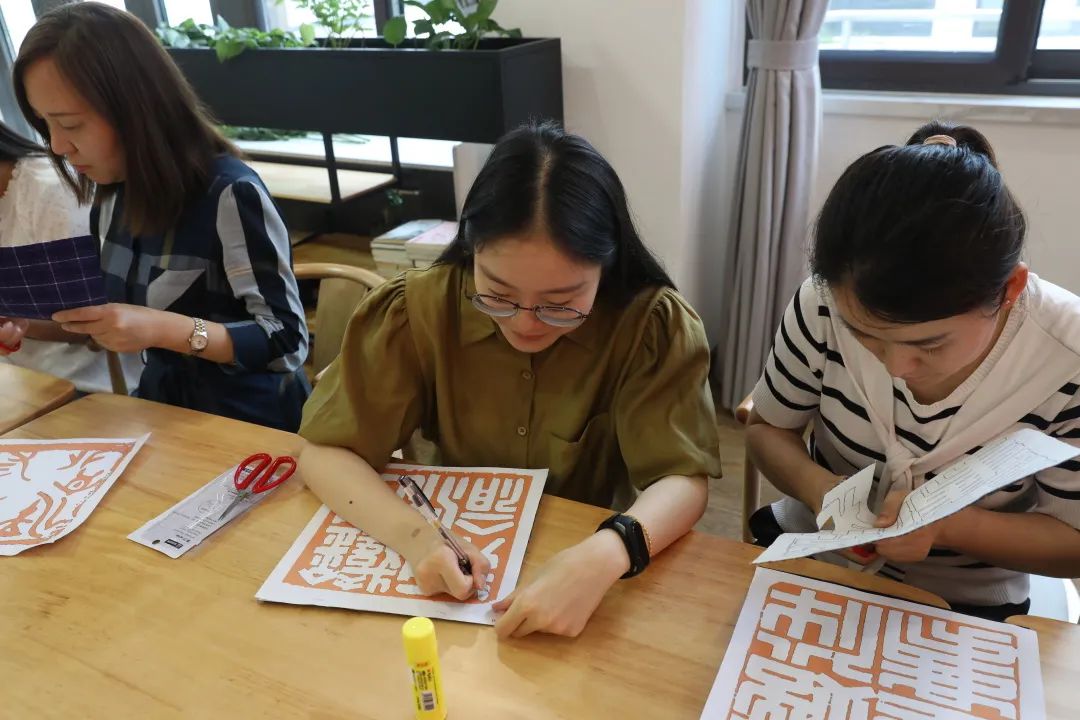 她们用一百幅贴画讲述党史围观了