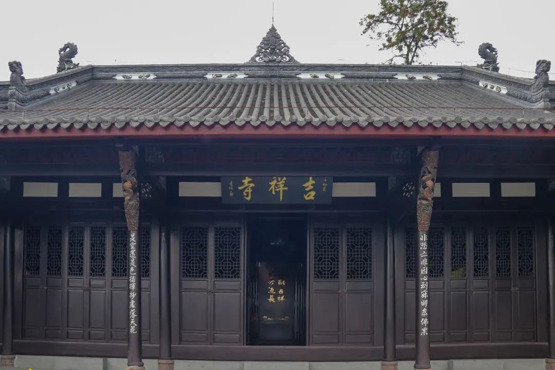 四川省立戏剧音乐学校疏散较迟,于1939年初夏,迁来郫县新民场吉祥寺